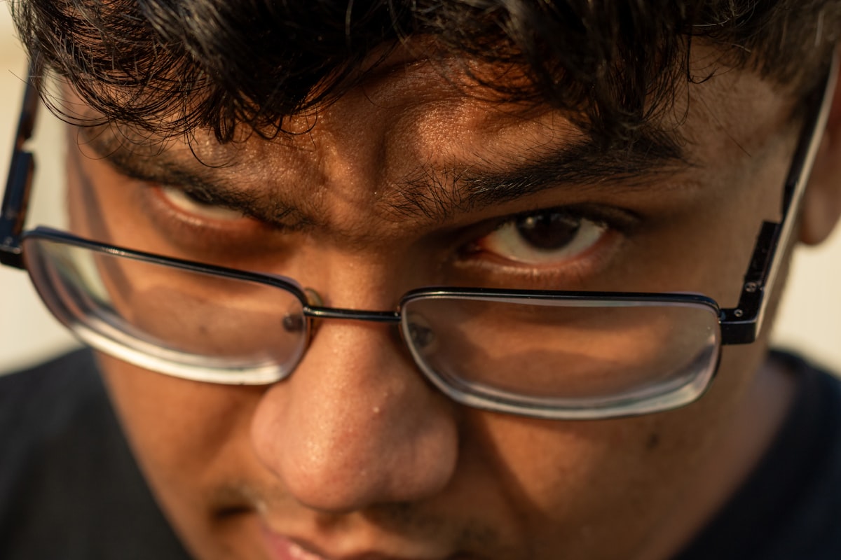 Person trägt passende Brille mit optimaler Sehstärke